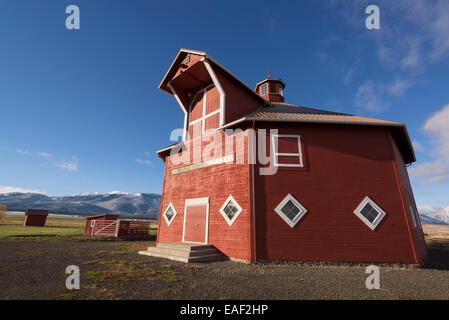 Grange octogonale dans un ranch de l'Oregon dans la vallée de Wallowa de neige fraîche sur les montagnes Wallowa. Banque D'Images