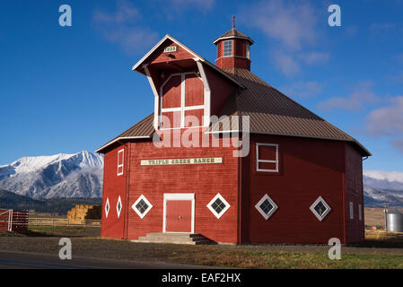 Grange octogonale dans un ranch de l'Oregon dans la vallée de Wallowa de neige fraîche sur les montagnes Wallowa. Banque D'Images