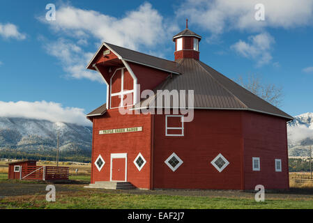 Grange octogonale dans un ranch de l'Oregon dans la vallée de Wallowa de neige fraîche sur les montagnes Wallowa. Banque D'Images