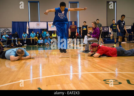 Stick,coups,Teenage Boy,Native Youth olympics Banque D'Images