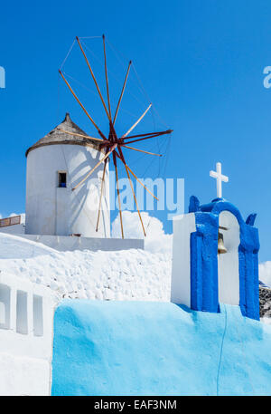 Moulin à vent et clocher de l'église à Oia, Santorin, Santorini, Cyclades, îles grecques, Grèce, Union européenne, Europe Banque D'Images