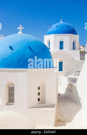 Églises blanches et les coupoles bleues dans le village de Oia, Santorin, Santorini, Cyclades, îles grecques, Grèce, Union européenne, Europe Banque D'Images