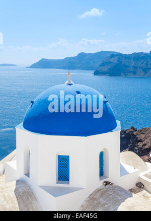 L'église grecque blanc avec dôme bleu Bell Tower, Oia, Santorin, Santorini, Cyclades, îles grecques, Grèce, Union européenne, Europe Banque D'Images