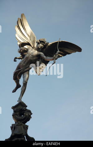 Monuments célèbres. L'emblématique statue connue sous le nom de l'Éros est au sommet de la fontaine Shaftesbury Memorial de Piccadilly Circus. Londres. UK. Banque D'Images