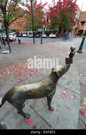 Pensées "découvert", une sculpture par Brad impolie, au centre-ville de Walla Walla, Washington. Banque D'Images