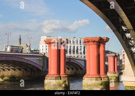 Blackfriars Bridge et le dessous du pont de chemin de fer de Blackfriars, Tamise, Londres avec des colonnes de l'ancien pont de 1864 Banque D'Images