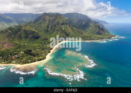 Tunnels et Haena Beach à partir de l'air, Kauai, Hawaii, USA Banque D'Images
