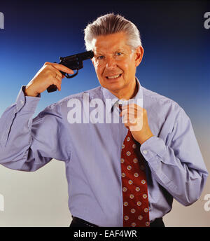 Homme avec un revolver est fatigué de la vie Banque D'Images