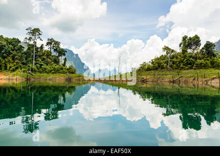 Surface de l'eau reflétant le Ciel et nuages à Ratchapapha barrage dans Parc national de Khao Sok, province de Surat Thani, Thaïlande de Guilin. Banque D'Images