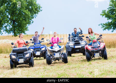 Les amis de la conduite hors route avec quad ou VTT Banque D'Images