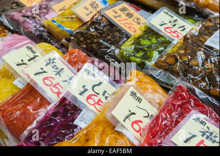 Légumes Marinés à la vente, le marché aux poissons de Tsukiji, Tokyo, Japon Banque D'Images