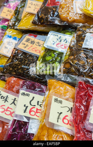 Légumes Marinés à la vente, le marché aux poissons de Tsukiji, Tokyo, Japon Banque D'Images