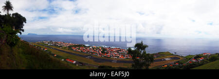 Vue panoramique et miniaturisés de Santa Cruz, l'île de Flores, Açores, Portugal, à l'aide d'un décentrement et un effet en post. Banque D'Images