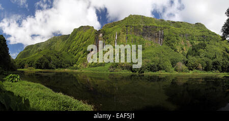 Vue panoramique de Lagoa das Patas ou Poça da Alagoinha cascades. L'île de Flores, archipel des Açores, Portugal. Banque D'Images