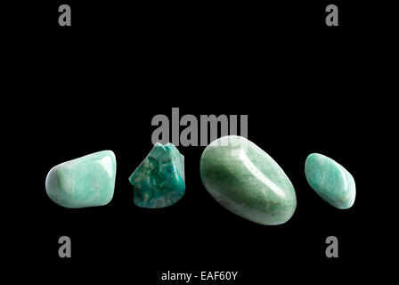 Quatre pierres vertes. Quatre pierres semi-précieuses vertes, aventurine, l'azurite, turquoise, isolated on black Banque D'Images