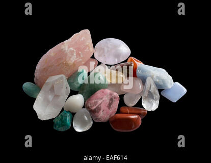 Pierres semi-précieuses dans un riche et centrée heap. Aventurine, quartz, calcite, jadéite et autres. Banque D'Images