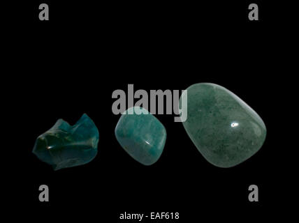 Trois pierres vert, turquoise, aventurine, amazonite et isolated on black Banque D'Images