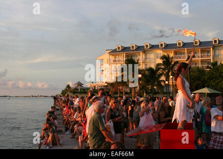 Mallory Square Key West interprète avec foule Banque D'Images