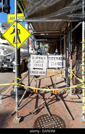 Trottoir closed sign at construction site - USA Banque D'Images