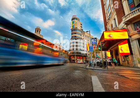 Et des enseignes lumineuses de la circulation à la rue Gran Via à l'intersection avec la place Callao. Madrid. Espagne Banque D'Images