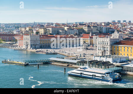 Une vue sur la Praça do Comércio (Place du Commerce) à Lisbonne, Portugal. Banque D'Images