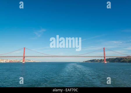 Pont 25 de Abril à Lisbonne, Portugal, du Tage. Banque D'Images