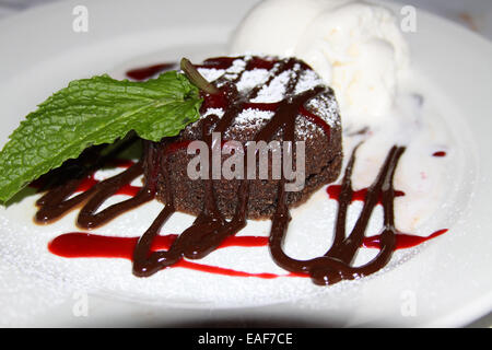 Gâteau au chocolat à la framboise, glace vanille à la mode Banque D'Images