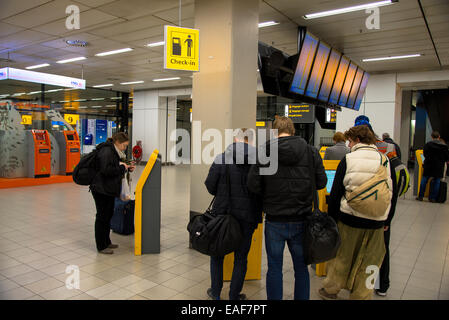 Des voyageurs à l'admission automatique à l'aéroport de Schiphol à Amsterdam Pays-Bas Banque D'Images