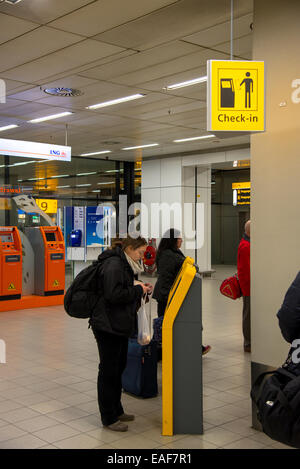 Des voyageurs à l'admission automatique à l'aéroport de Schiphol à Amsterdam Pays-Bas Banque D'Images