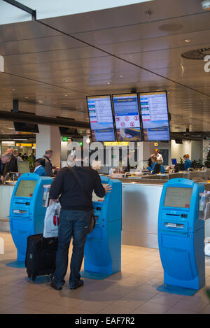 Des voyageurs à l'admission automatique à l'aéroport de Schiphol à Amsterdam Pays-Bas Banque D'Images