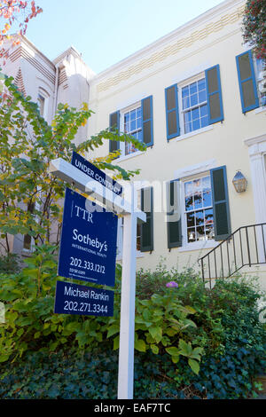 Sotheby's Real Estate sign in front of home - Georgetown, Washington DC, USA Banque D'Images