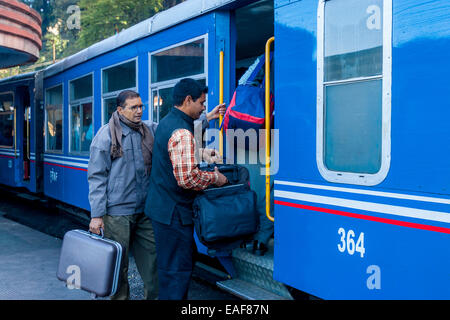 Les passagers à bord du Darjeeling Himalayan Railway (aka Le Petit Train) Darjeeling, West Bengal, India Banque D'Images