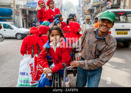 L'école des filles sont prises à l'école en vélo taxi, New Delhi, Inde Banque D'Images