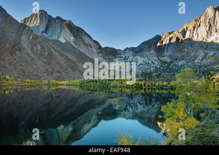 Lac condamné à l'automne avec des peupliers de jaune et la réflexion de la montagne Banque D'Images