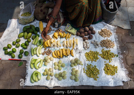 Un vendeur de fruits et légumes au marché de la rue de Colaba, Mumbai, Inde Banque D'Images