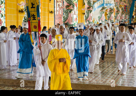12 heures, rituel du Temple Cao Dai de Tay Ninh, Vietnam, Banque D'Images