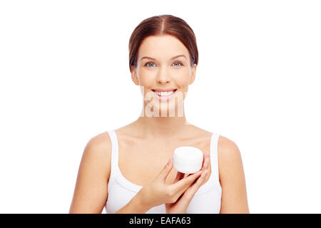 Jeune femme tenant une boîte avec la crème pour le corps ou du visage Banque D'Images
