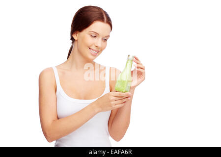 Portrait de jeune femme montrant le sels de bain dans l'isolement Banque D'Images