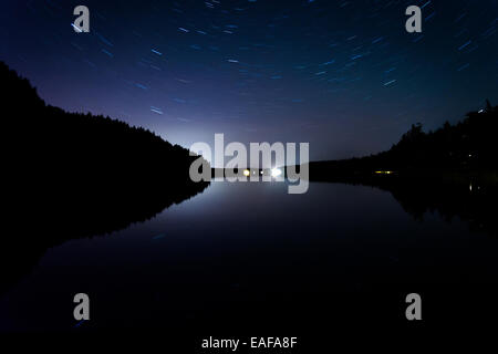 Star Trails sur Echo Lake, dans l'Acadia National Park, Maine. Banque D'Images