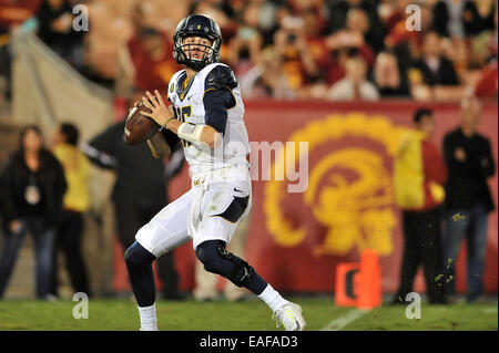 Los Angeles, CA, USA. 13Th Nov, 2014. California Golden Bears quarterback Jared Goff # 16 en action au cours de la NCAA Football match entre la Californie et les Golden Bears de l'USC Trojans au Coliseum de Los Angeles, Californie.Louis Lopez/CSM/Alamy Live News Banque D'Images