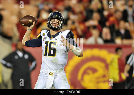 Los Angeles, CA, USA. 13Th Nov, 2014. California Golden Bears quarterback Jared Goff # 16 en action au cours de la NCAA Football match entre la Californie et les Golden Bears de l'USC Trojans au Coliseum de Los Angeles, Californie.Louis Lopez/CSM/Alamy Live News Banque D'Images