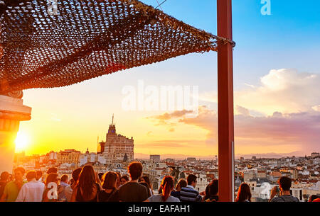 Les gens qui regardent le coucher de soleil depuis le Circulo de Bellas Artes cultural centre toit-terrasse. Madrid. Espagne Banque D'Images