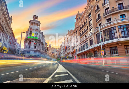 Bâtiment d'herbe à la rue Gran Via au coucher du soleil. Madrid, Espagne. Banque D'Images