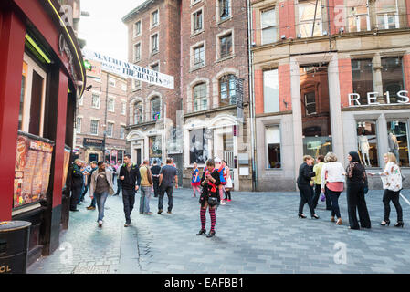 LIVERPOOL, Royaume-uni - juin 7, 2014 : Samedi après-midi à Liverpool, les gens s'amuser dans les bars Mathew Street célèbre pour bein Banque D'Images