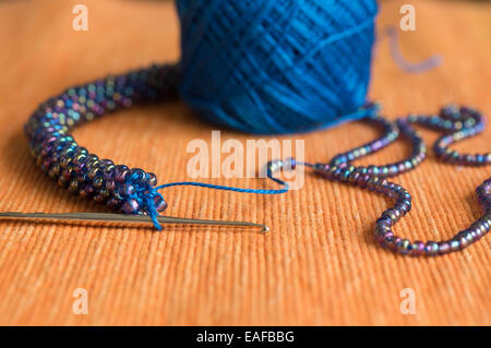 Collier tricoté incomplète de perles bleu-vert Banque D'Images