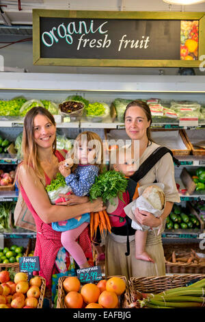 Les mères du shopping dans les meilleurs supermarchés bio Food Company à St Werburgh's Bristol, Royaume-Uni Banque D'Images