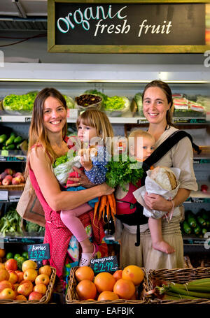 Les mères du shopping dans les meilleurs supermarchés bio Food Company à St Werburgh's Bristol, Royaume-Uni Banque D'Images