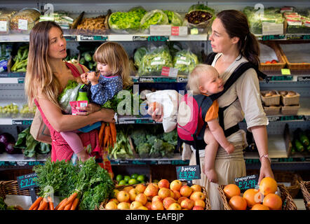 Les mères du shopping dans les meilleurs supermarchés bio Food Company à St Werburgh's Bristol, Royaume-Uni Banque D'Images