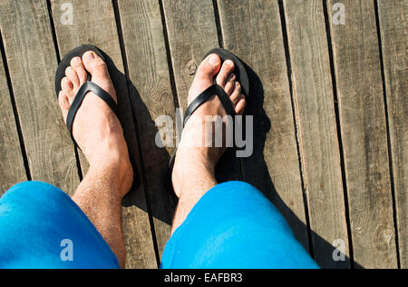 Les pieds en tongs sur la plage Banque D'Images