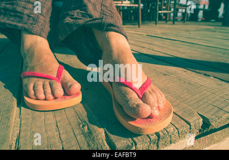 Les pieds en tongs sur la plage Banque D'Images